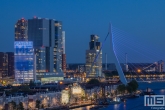 De Erasmusbrug en het hoofdkantoor van KPN in Rotterdam in het blauw in verband met Verlicht ME