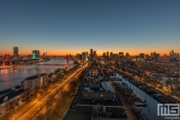 De skyline van Rotterdam tijdens zonsondergang