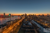De skyline van Rotterdam tijdens zonsondergang