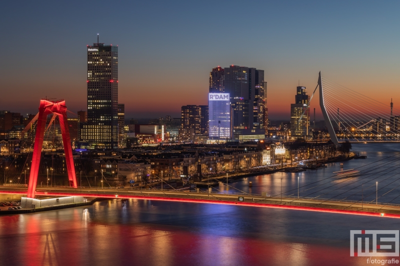 Te Koop | De Willemsbrug, Noordereiland en Wilhelminapier in detail tijdens de zonsondergang in Rotterdam