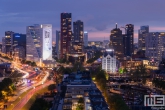 De skyline van Rotterdam met het Oatly - Ditch Milk billboard op de Willemswerf
