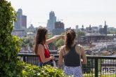 De bezoekers van de Rotterdamse Dakendagen op het Groothandelsgebouw in Rotterdam