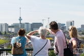 De bezoekers van de Rotterdamse Dakendagen op het Groothandelsgebouw in Rotterdam met uitzicht op de Euromast