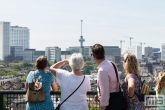De bezoekers van de Rotterdamse Dakendagen op het Groothandelsgebouw in Rotterdam met uitzicht op de Euromast