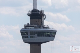 Het kraaiennest van de Euromast in Rotterdam met abseilers