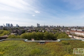 Het groene dak van het Groothandelsgebouw in Rotterdam met uitzicht op de skyline