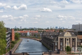 De skyline van Rotterdam met echte Hollandse Wolken vanuit Schiedam