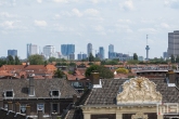 De skyline van Rotterdam met echte Hollandse Wolken vanuit Schiedam