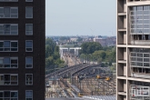 Een doorkijkje op het spoor van het Centraal Station in Rotterdam