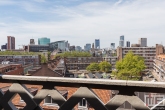 Het uitzicht op de binnenstad van Rotterdam vanaf het dak van het Industriegebouw