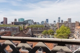 Het uitzicht op de binnenstad van Rotterdam vanaf het dak van het Industriegebouw