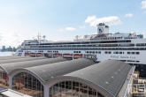 Het cruiseschip MS Rotterdam aan de Cruise Terminal Rotterdam in Rotterdam