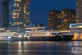 De skyline van Rotterdam met het extreem luxe cruiseschip Scenic Eclipse aan de Cruise Terminal Rotterdam
