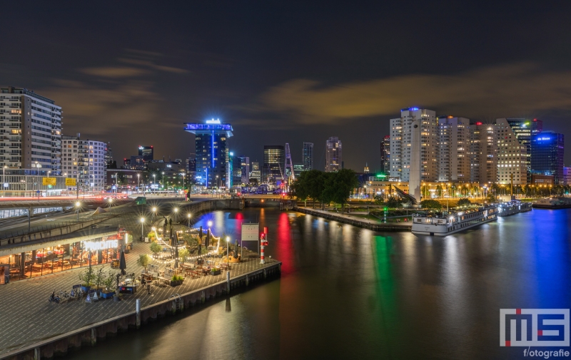 Te Koop | Het uitzicht vanaf de Erasmusbrug op de Leuvehaven en Restaurant Prachtig in Rotterdam