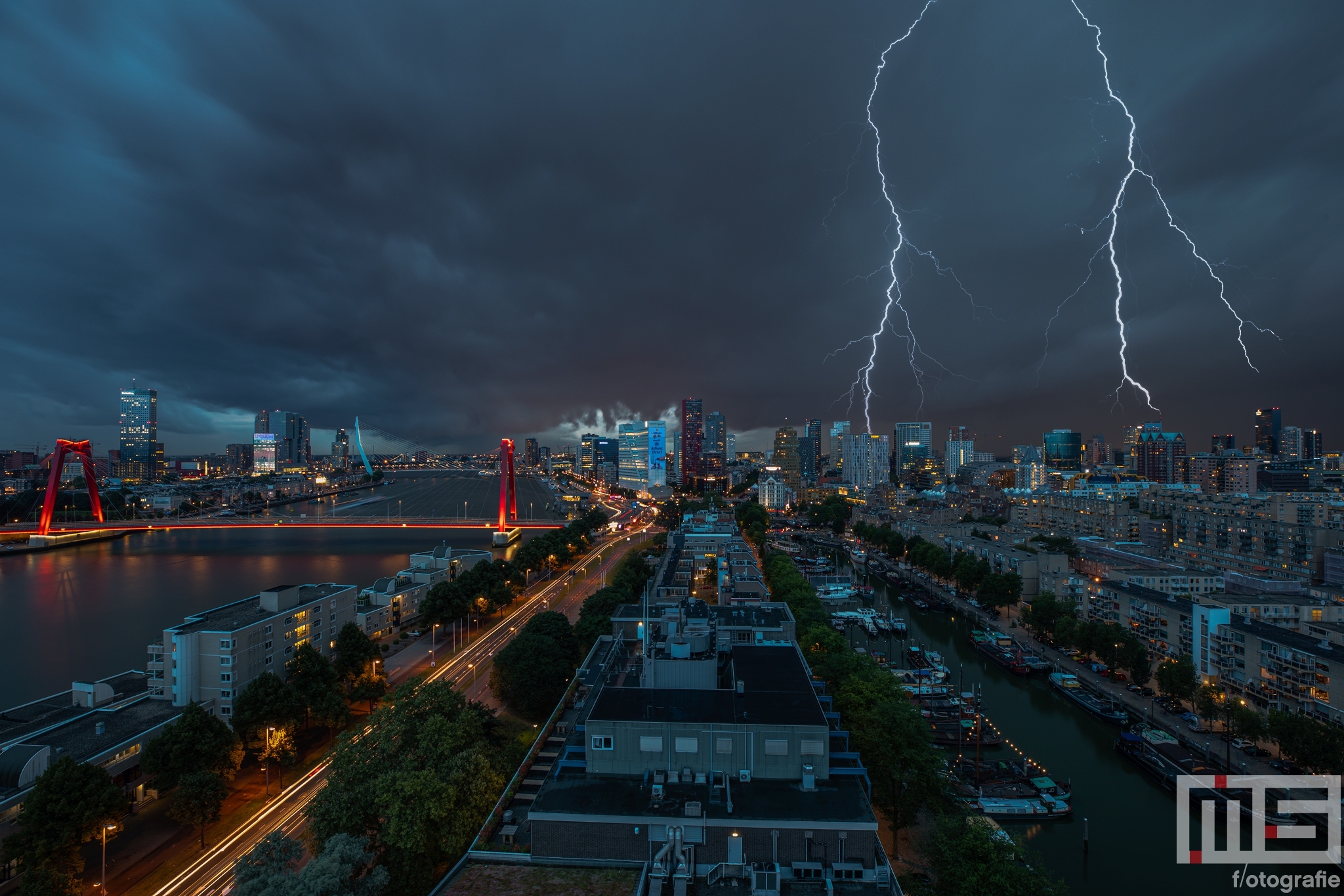 Te Koop | Het noodweer in Rotterdam Centrum met onweer en donkere wolken