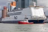 De P&O Ferries en sleepboot Union7 tijdens de Wereldhavendagen 2019 in Rotterdam