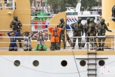 De Castor met piraten tijdens een demonstratie op de Wereldhavendagen 2019 in Rotterdam