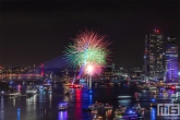 De vuurwerkshow tijdens de avondshow van de Wereldhavendagen 2019 in Rotterdam