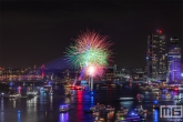 De vuurwerkshow tijdens de avondshow van de Wereldhavendagen 2019 in Rotterdam