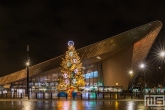 Het Centraal Station van Rotterdam op de Coolsingel met de jaarlijkse kerstboom