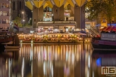 Te Koop | Het nachtelijke zicht op de Kubuswoningen, Laurenskerk en Het Potlood in Rotterdam