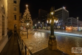 Het Gemeentehuis van Rotterdam op de Coolsingel met de jaarlijkse kerstboom