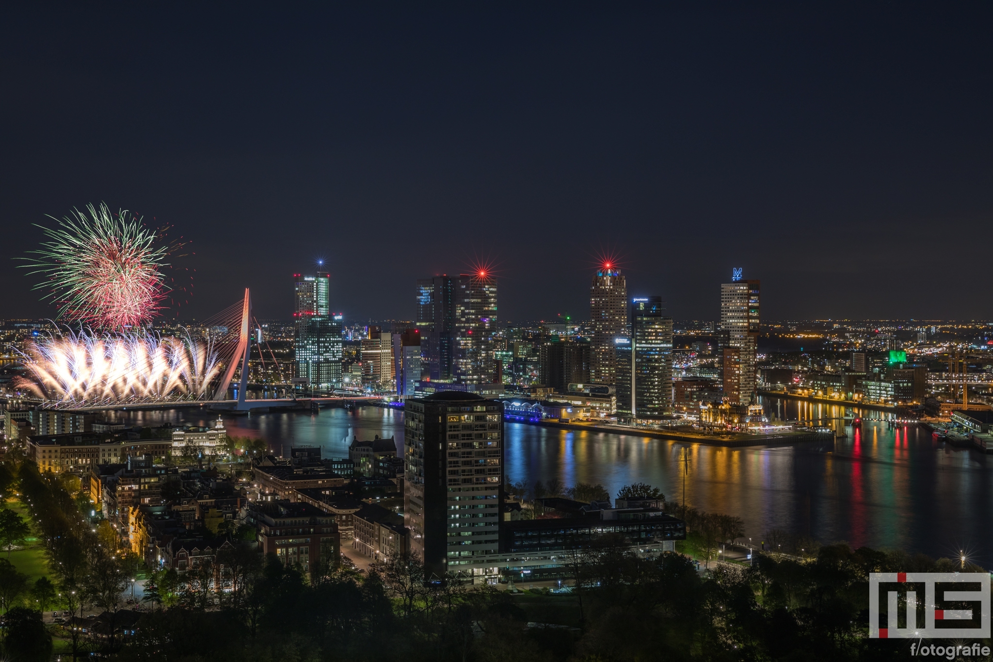 Het Nationale Vuurwerk 2020 in Rotterdam By Night