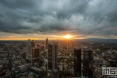 Te Koop | De skyline van Frankfurt by Night tijdens zonsondergang