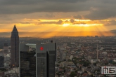 Te Koop | De skyline van Frankfurt by Night tijdens zonsondergang