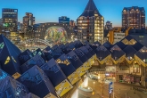 Te Koop | Het nachtelijke zicht op de Kubuswoningen en de Markthal in Rotterdam