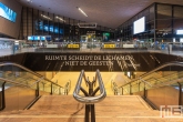 De Erasmustekst "ruimte scheidt de lichamen niet de geesten" op het Centraal Station in Rotterdam