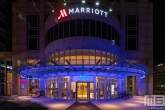 Het entree van het Marriott Hotel in Rotterdam by Night