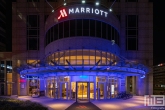 Het entree van het Marriott Hotel in Rotterdam by Night