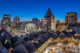 De Kubuswoningen en Markthal Rotterdam met de skyline van Rotterdam by Night