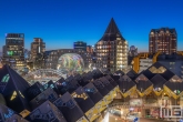 De Kubuswoningen en Markthal Rotterdam met de skyline van Rotterdam by Night