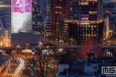 De skyline van Rotterdam by Night met Katja op de Willemswerf