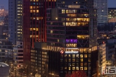 De skyline van Rotterdam by Night met de Red Apple