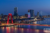 De skyline van Rotterdam by Night met de Willemsbrug en de Wilhelminapier