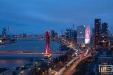 De skyline van Rotterdam by Night met de Willemsbrug