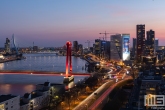 De skyline van Rotterdam by Night met de Willemsbrug