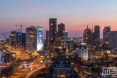 De skyline van Rotterdam by Night met Allianz op de Willemswerf