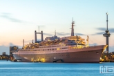 Het ss Rotterdam en de Euromast zonder verlichting in de avond