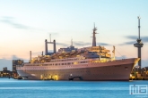 Het ss Rotterdam en de Euromast zonder verlichting in de avond