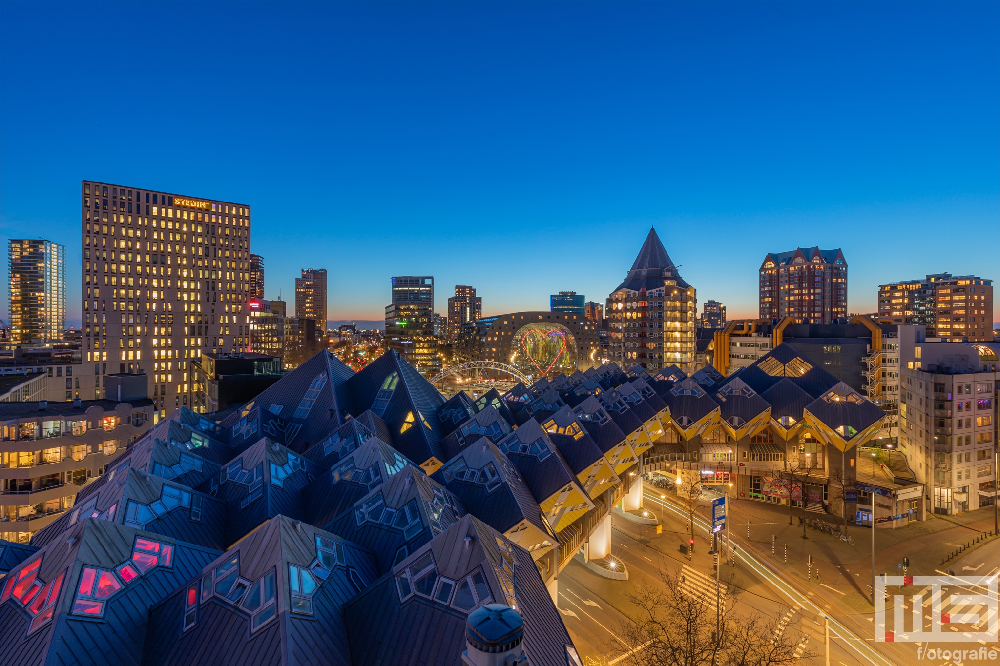 Te Koop | De Kubuswoningen met de skyline van Rotterdam by Night