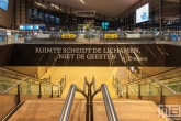 De Erasmustekst "ruimte scheidt de lichamen niet de geesten" op het Centraal Station in Rotterdam