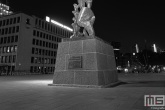 Het beeld De Verwoeste Stad op Plein 1940 in Rotterdam by Night
