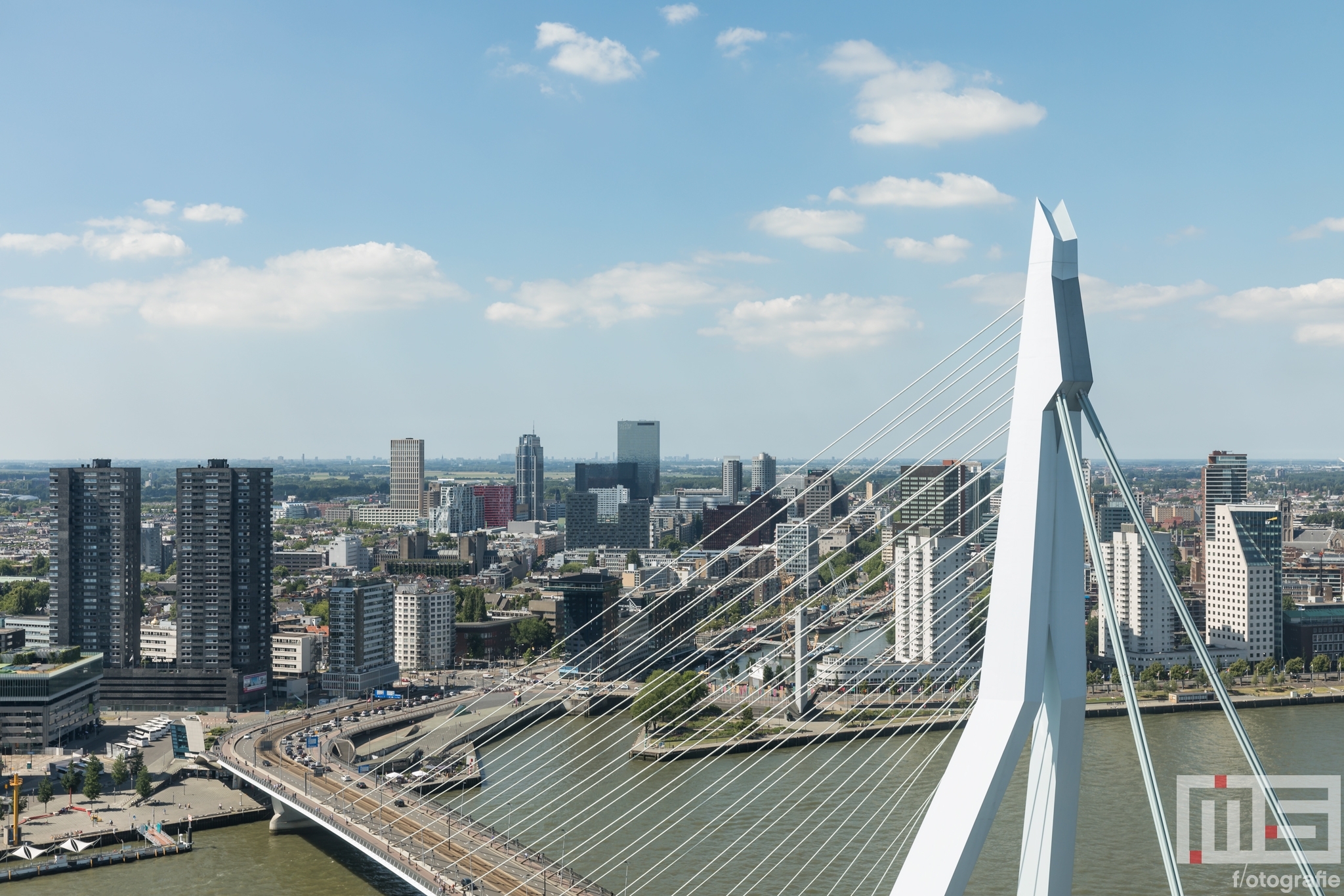 Te Koop | Het uitzicht op de Erasmusbrug en de binnenstad in Rotterdam