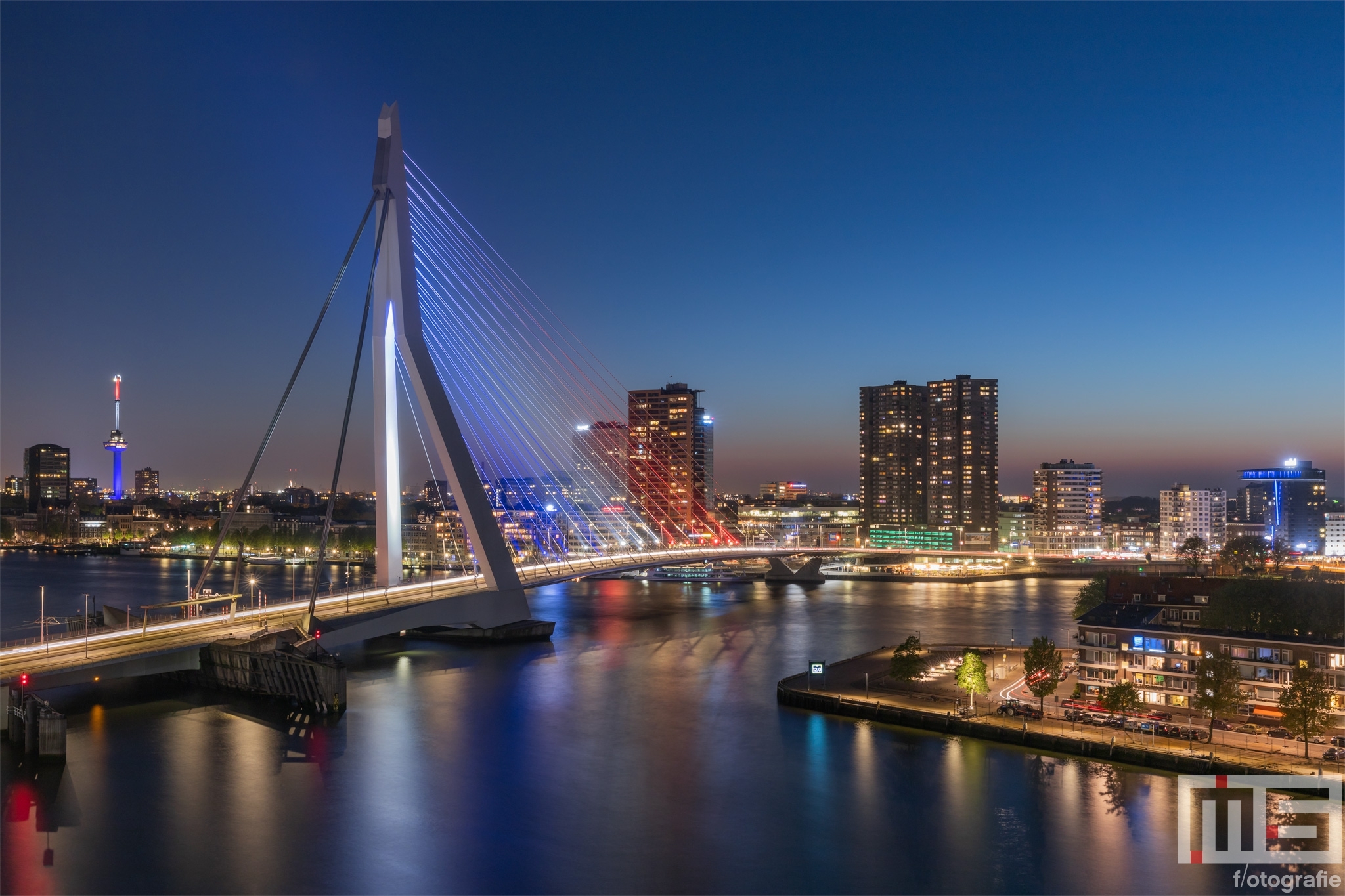 Te Koop | De Rotterdamse Skyline met de Erasmusbrug en Euromast in Rotterdam in rood, wit en blauw