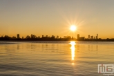 Te Koop | De zonsondergang aan de Kralingseplas in Rotterdam met de skyline op de achtergrond