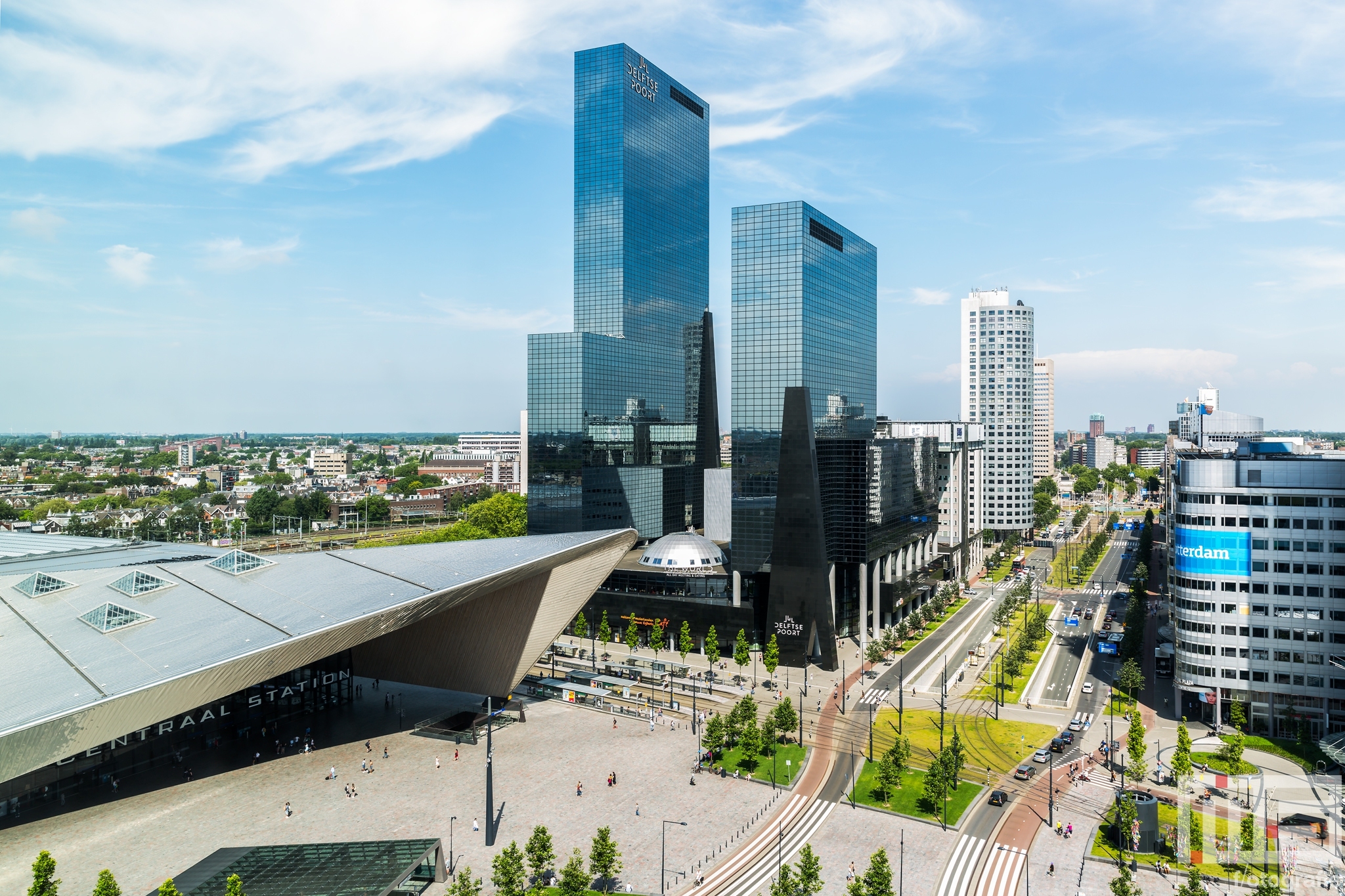 Te Koop | Het stationsplein in Rotterdam met het Centraal Station en Delftse Poort